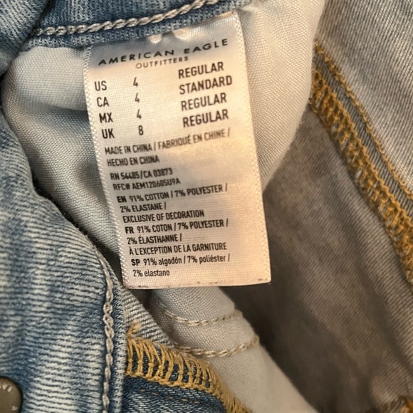 American Eagle Size 4 Distressed Light Wash - Picture 4 of 4